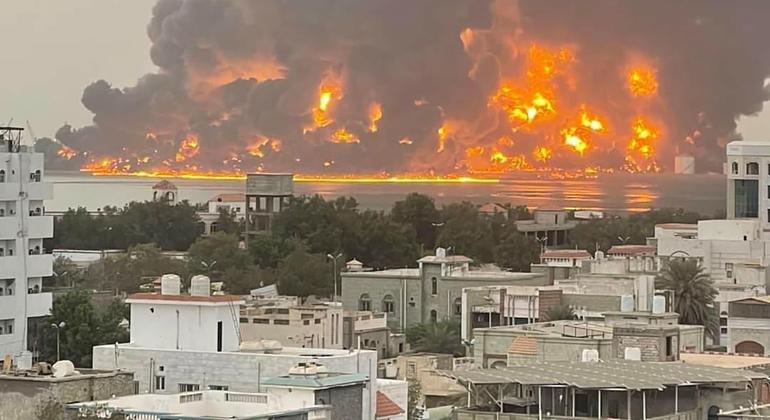 El 20 de julio de 2024, se observa humo y llamas en un lugar de Hudaydah, Yemen.